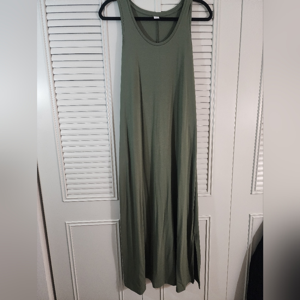 Green flowy maxi dress with pockets
